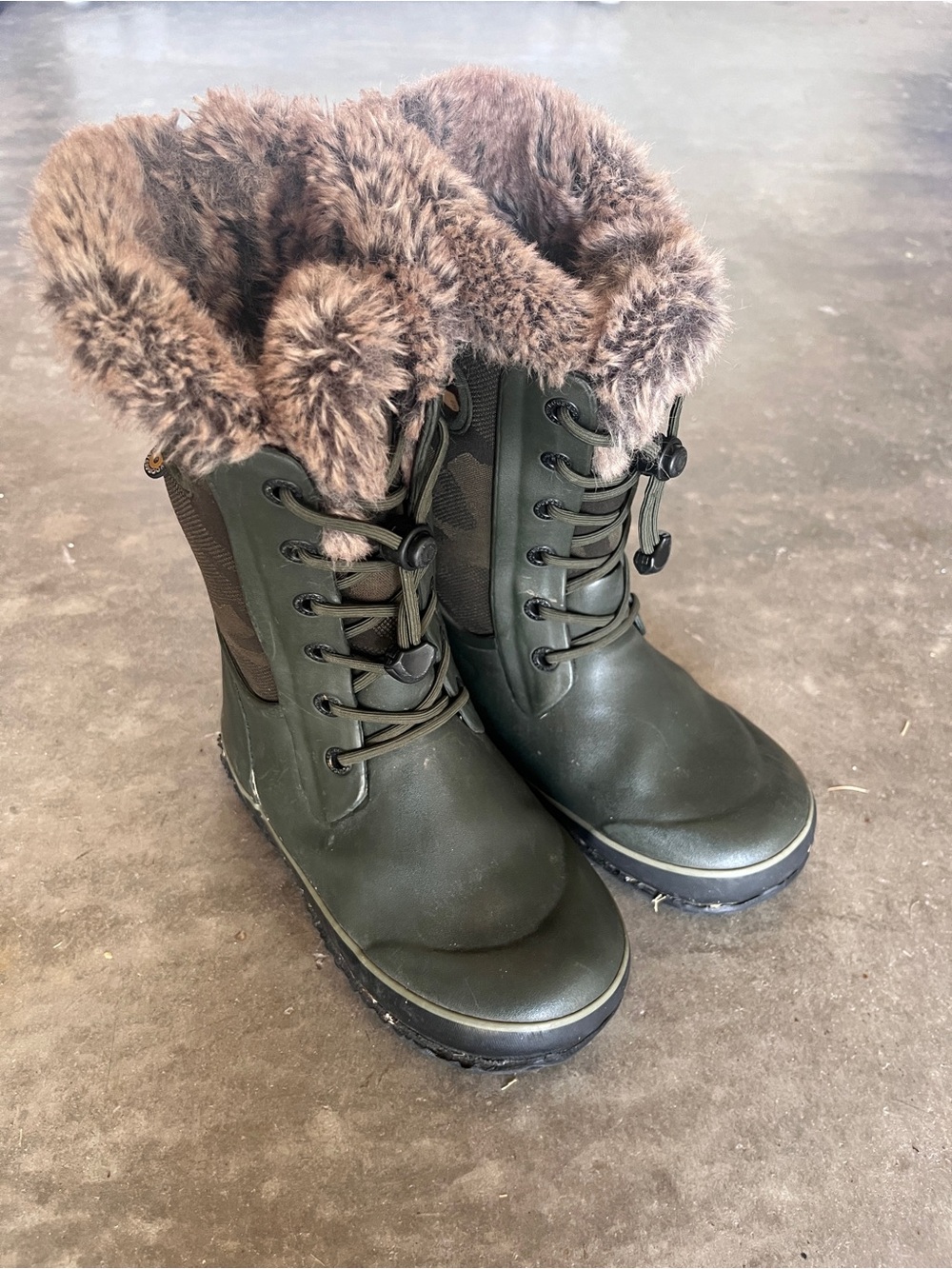 Kid’s Olive Green Faux-Fur Lined Arcata Bogs Insulated Winter Boots size 13